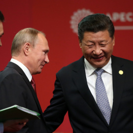 El presidente de Rusia, Vladimir Putin, y su homólogo de China, Xi Jinpingm, en la cumbre de la APEC, en Lima (Perú). EFE/Ernesto Arias