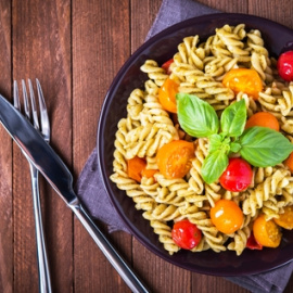  Ensalada de pasta al pesto verde o genovés.