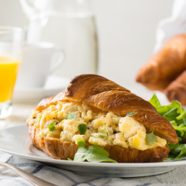 Croissant huevos revueltos.