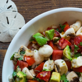 Cebiche de champiñones, con tomate y aguacate. 