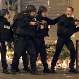 La Policía reacciona ante un vehículo sospechoso cerca del restaurante de La Carillon, atacado en los atentados de París del 15 de noviembre. REUTERS/Pascal Rossignol