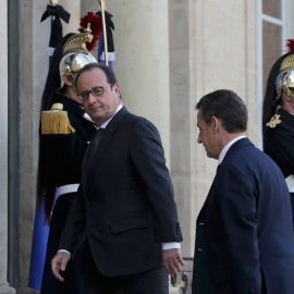 El presidente francés, François Hollande, recibe al líder de los conservadores de Francia, Nicolas Sarkozy.- REUTERS