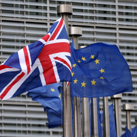 La 'Union Jack', la bandera del Reino Unido, junto con la de la UE, frente a la sede de la Comisión Europea, con motivo de la reciente visita del primer ministro británico, David Cameron, a las instituciones comunitarias. REUTERS/Francois L