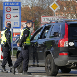 La Policía francesa realiza un control en carretera cerca de Estrasburgo, en la frontera con Alemania. /REUTERS