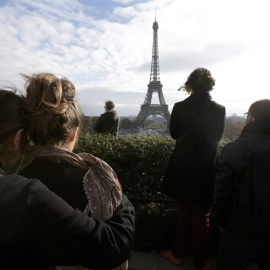 París en su minuto de silencio con la Torre Eiffel de fondo.- REUTERS