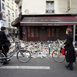 Los homenajes a las víctimas prosiguen este lunes en elrestaurante Le Carillon, uno de los sitios de ataque en París.- REUTERS