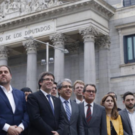 El portavoz de PDECat, Francesc Homs, acompañado del diputado de Lluis LLach; Oriol Junqueras; Carles Puigdemont; Artur Mas, y Marta Pascal, entre otros, posan frente al Congreso de los Diputados durante un acto de apoyo antes de que el ple