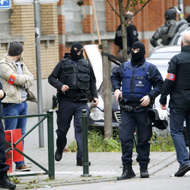 Agentes de la policía belga durante la operación desplegada en el barrio bruselense de Molenbeek. /REUTERS