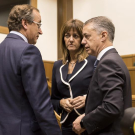 El lehendakari en funciones, Iñigo Urkullu, conversa en el Parlamento Vasco con el presidente del PP regional, Alfonso Alonso / EFE