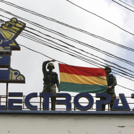 Militares bolivianos en la sede de Electropaz, una de las empresas expropiadas a Iberdrola. REUTERS