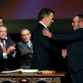 El presidente de Colombia, Juan Manual Santos y el Líder de la Farc, Rodrigo Londono, conocido como Timochenko, tras la firma del nuevo acuerdo de paz en Bogotá, Colombia. REUTERS