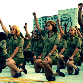 Un grupo de mujeres en la Plaza de la Revolución en la Habana, Cuba.