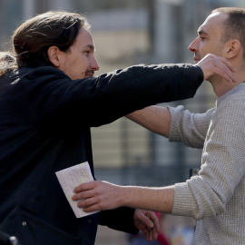 Pablo Iglesias y Luis Alegre, durante el cierre del acto de campaña Claro que podemos. EFE