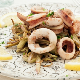 Alcachofas con calamares. 