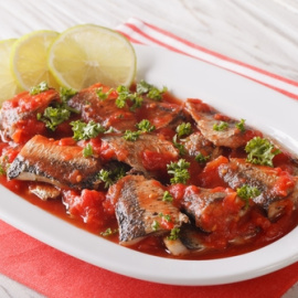 Sardinas con salsa de tomate.