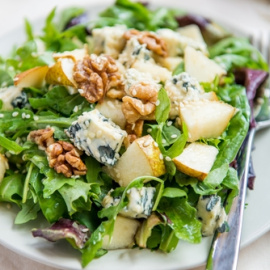 Ensalada de roquefort, manzanas y nueces.