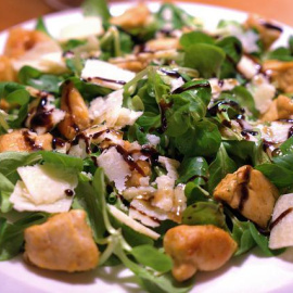 Ensalada de espinacas y pollo.