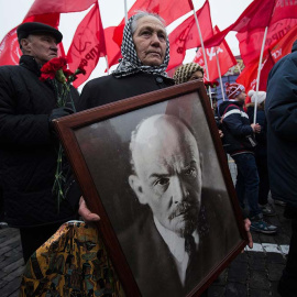 Una mujer lleva un retrato de Lenin en una manifestación del Partido Comunista en la Plaza Roja de Moscú, en noviembre de 2014.