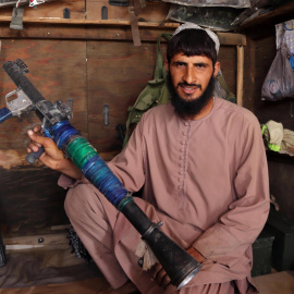  Un traficante de armas afgano vende armas en su tienda en el distrito de Panjwayee de la provincia de Kandahar, Afganistán, 07 de septiembre de 2021