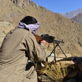  Un movimiento de resistencia afgano y personal de las fuerzas de levantamiento contra los talibanes participa en un entrenamiento militar en el área de Malimah del distrito de Dara en la provincia de Panjshir el 2 de septiembre de 2021, ya