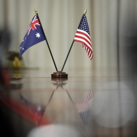  Banderas australianas y estadounidenses se sientan sobre la mesa durante una reunión entre el primer ministro de Australia, Scott Morrison, y el secretario de Defensa de los Estados Unidos, Lloyd Austin, en el Pentágono el 22 de septiembre