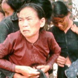  Mujer y niña vietnamita no identificadas antes de ser asesinadas en la masacre de My Lai.- Ronald L. Haeberle/ WikiCommons