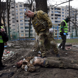 Cuerpo de un soldado ruso asesinado por los ucranianos a punto de ser enterrado en Bucha.- Carol Guzy / ZUMA Press Wire / dpa