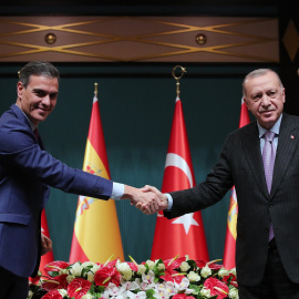  El presidente del Gobierno, Pedro Sánchez (i) y el presidente de la República de Turquía, Recep Tayyip Erdogan (d), posan tras la firma de acuerdos, en el Palacio Presidencial de Ankara, a 17 de noviembre de 2021, en Ankara (Turquía).- EUR