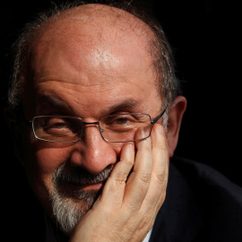 El escritos Salman Rushdie, en Londres, en una foto de octubre de 2010. REUTERS/Andrew Winning