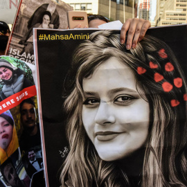  Ciudadanos de Nuew York participan en una protesta contra el presidente iraní Ebrahim Raisi, en el exterior de las Naciones Unidas el 21 de septiembre de 2022 en la ciudad de Nueva York.- AFP