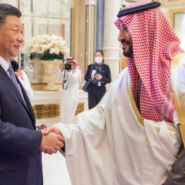  El príncipe heredero y primer ministro saudí, Mohammed bin Salman (derecha), da la bienvenida al presidente chino, Xi Jinping, en la primera cumbre chino-árabe en Riad.- EUROPA PRESS