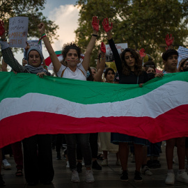 Varias personas se manifiestan en Barcelona contra el régimen Iraní tras la muerte de Mahsa Amini, a 15 de octubre de 2022, en Barcelona (España). -Lorena Sopêna / Europa Press