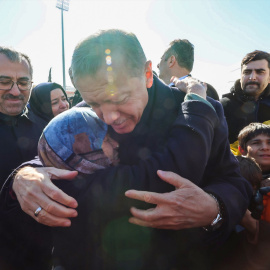  El presidente turco, Recep Tayyip Erdogan, abraza a una mujer mientras visita las zonas afectadas por el terremoto en la frontera turco-siria.- EUROPA PRESS