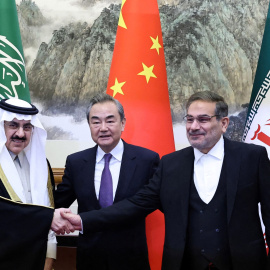  Wang Yi, miembro del Buró Político del Comité Central del Partido Comunista de China (PCCh), Ali Shamkhani, secretario del Consejo Supremo de Seguridad Nacional de Irán y el asesor de seguridad de Arabia Saudita, Musaad bin Mohammed Al Aib