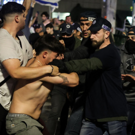 Oficiales de policía israelíes intentan arrestar a un manifestante durante una protesta contra la reforma del sistema legal planeada por el primer ministro Benjamin Netanyahu, a 27 de marzo de 2023, en Tel Aviv (Israel). Foto: Ilia Yefimovi