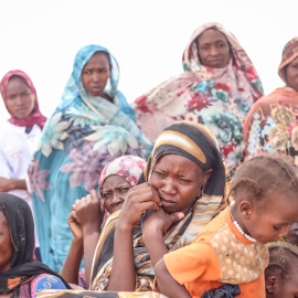  Refugiados sudaneses del área de Tandelti que cruzaron a Chad, en Koufroun, cerca de Echbara, se reúnen el 30 de abril de 2023 para una distribución de ayuda.Gueipeur Denis SASSOU / AFP