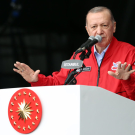 El presidente turco, Recep Tayyip Erdogan, saluda a la gente mientras asiste a la feria militar Teknofest, a 29 de abril de 2023, en Estambul (Turquía). Foto: Turkish Presidency / Dpa