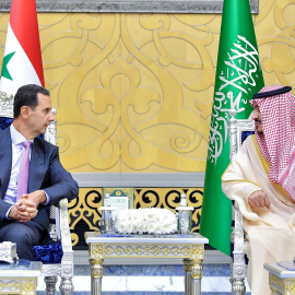  El presidente sirio Bashar al Assad se reúne con el gobernador de la región de La Meca Badr bin Sultan bin Abdulaziz Al Saud en la Cumbre árabe de 2023. -MOSA AL KATHAMI /Saudi Press Agency