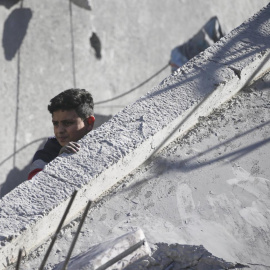 Un chico inspecciona los escombros de la casa destruida tras los ataques aéreos israelíes contra el campo de refugiados de Al Maghazi, al sur de la Franja de Gaza. EFE/EPA/MOHAMMED SABLE