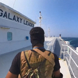 Un rebelde hutí en la cubierta del carguero 'Galaxy Leader' en el Mar Rojo. REUTERS