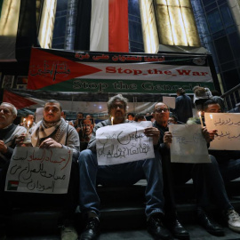  Manifestantes realizan una protesta en apoyo del pueblo palestino y contra los ataques aéreos israelíes en Gaza, cerca del Sindicato de Periodistas en El Cairo, Egipto, el 31 de diciembre de 2023. EFE/EPA/KHALED ELFIQI