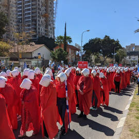 Mujeres israelís toman la calle vestidas como personajes de 'El Cuento de la Criada' protestando contra el gobierno de Israel.-Mareike Enghusen via X