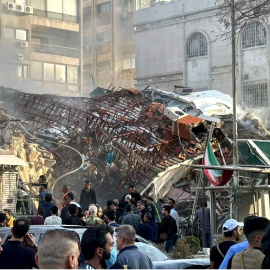 Personal de emergencia y de seguridad en torno al consulado iraní en Damasco tras el ataque de Israel, a 1 de abril de 2024.- Al Mounes/AFP