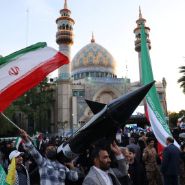 Manifestantes iraníes frente a una mezquita en Teherán, Irán.- Majid Asgaripour/WANA/REUTERS