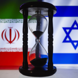  Las banderas de Irán e Israel se exhiben detrás de un reloj de arena. - EUROPA PRESS