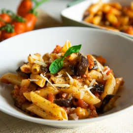 Macarrones con berenjena frita y tomates secos en aceite. 