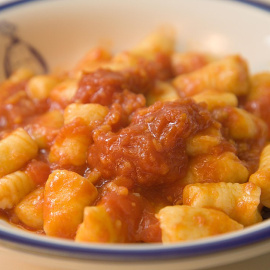 Gnocchis con salsa de tomate.