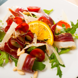 Ensalada de jamón de pato y naranja. 