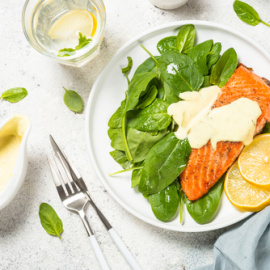 Salmón con salsa de yogur sobre cama de espinacas. 