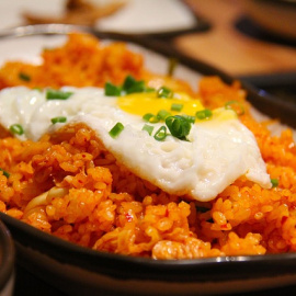 Arroz frito con kimchi. 